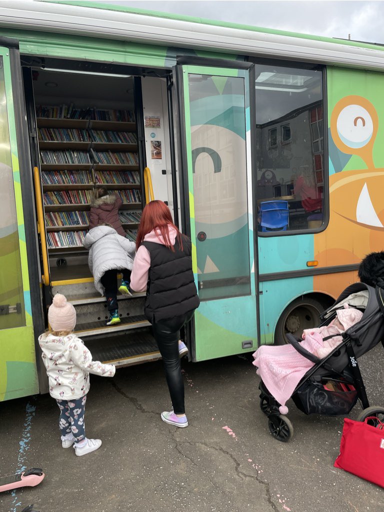 APS_ELCC's tweet photo. Our nursery children and families are loving our visits from the Skoob bus. @AttainRen @RenLibraries #LoveForReading https://t.co/YYA5yxtosV
