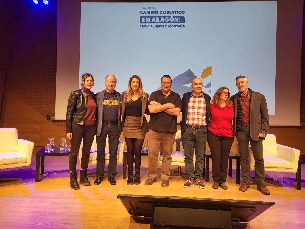 Ayer por la tarde en el auditorio de Zaragoza, mesa redonda y debate sobre cambio climático, montañas y esquí. Confirmando desde la ciencia que las ampliaciones de las estaciones de esquí nos empobrecen a todos por un endeudamiento y una degradación ambiental irrecuperable.