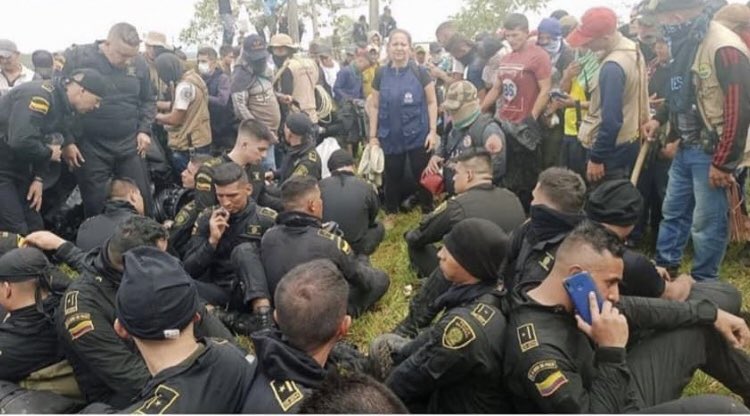 Manuel15858313's tweet photo. Colombia ! El único País del mundo, en donde la Policía no se puede defender de los bandidos hampones y terroristas que se disfrazan de campesinos y guardia indígena.
@petrogustavo guerrillero malvado renuncia, eres un asco de persona y fracasó total.
No te va a ir buen https://t.co/qdBZwuVTZc