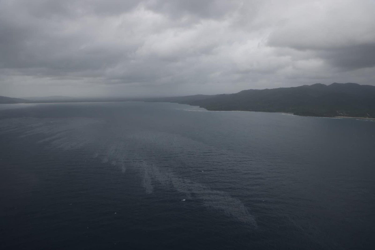 inquirerdotnet's tweet photo. LOOK: An aerial view from the DENR reveals that the oil spill in the waters of Oriental Mindoro has reached about 25 km. A total of 591 ha of coral reefs, 1,626 ha of mangroves and 362 ha of seagrass/seaweeds may be affected, the DENR said. | @JMangaluzINQ https://t.co/1y3K2eKWuk
