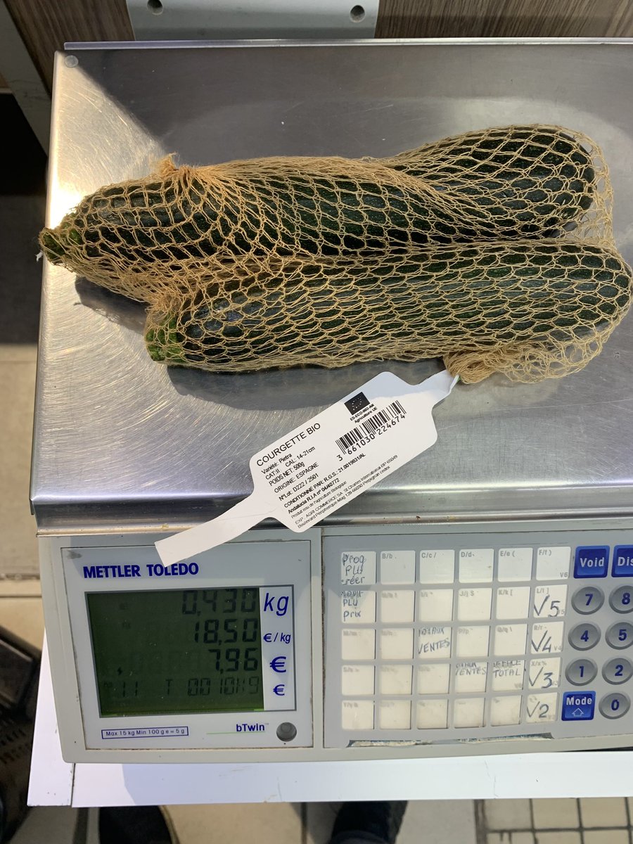 CyrilleRelinger's tweet photo. @GG_RMC #rmclive #intermarché @intermarche 
Oh Intermarché je viens de me faire pourrir pour avoir vérifié le poids de mes courgettes ! Apparemment vos employés n’ont pas que ça à faire de vérifier ce qui est livré !!!
Y’a pas un article qui fait les poids !!!! https://t.co/izWVypuUnr