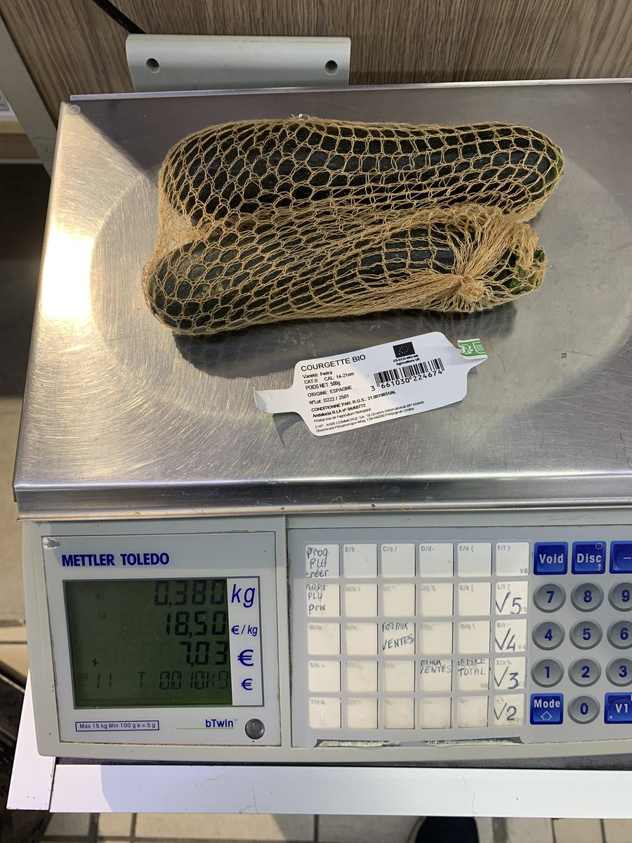 CyrilleRelinger's tweet photo. @GG_RMC #rmclive #intermarché @intermarche 
Oh Intermarché je viens de me faire pourrir pour avoir vérifié le poids de mes courgettes ! Apparemment vos employés n’ont pas que ça à faire de vérifier ce qui est livré !!!
Y’a pas un article qui fait les poids !!!! https://t.co/izWVypuUnr