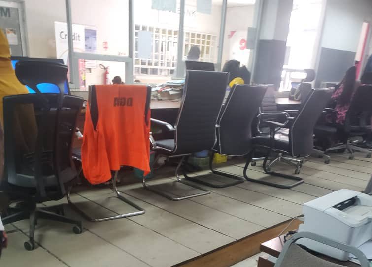 pepele_news's tweet image. 🔴 INFO EN DIRECT- #DGDA: Pas de travail à #Matadi (#KongoCentral), 3e jour déjà sans déclaration. Les commissionnaires en douane sont déterminés, ils protestent contre la nouvelle taxe d'ARCA, qui est le certificat d'assurance (1/2)