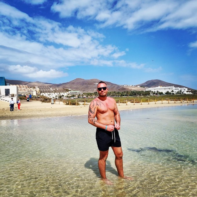 Bisschen Sonne genie&szlig;en 😎✌🏼🌞  #badeurlaub #actor #germanactor #holiday #atthebeach #amstrand #urlaub<a href="/tag/badeurlaub"class="tags">#badeurlaub</a><a href="/tag/actor"class="tags">#actor</a><a href="/tag/holiday"class="tags"><span>#holiday</span></a><a href="/tag/urlaub"class="tags"><span>#urlaub</span></a><a href="/tag/atthebeach"class="tags"><span>#atthebeach</span></a><a href="/tag/amstrand"class="tags"><span>#amstrand</span></a><a href="/tag/germa"class="tags"><span>#germa</span></a>