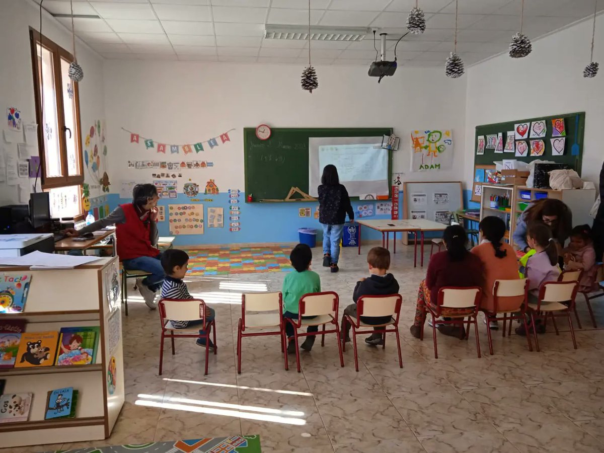 rdecategoria's tweet photo. 🌞 Durant aquests dies el nostre equip d'educadores ambientals ha visitat les escoles de #santjoandemoro #zucaina i #villahermosadelrio
L'alumnat ha gaudit molt! 
Hem aprés a ser investigadores ambientals 🧐 i hem fet una ecoauditoria 📝de residus del nostre cole! https://t.co/76AvKlXlgu