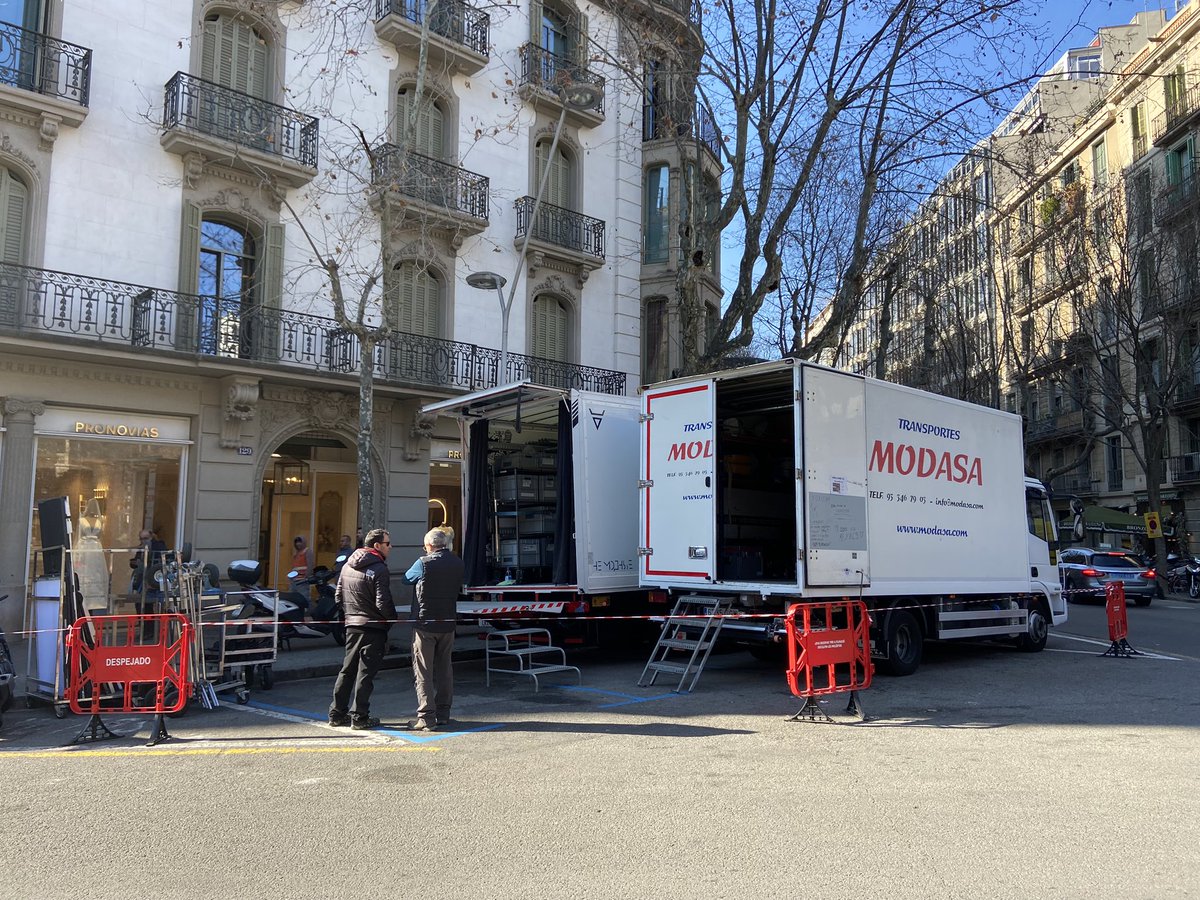 Després de LA VIDA SENSE LA SARA AMAT, Laura Jou roda a Barcelona la seva segona pel•lícula com a directora, CAÍDA LIBRE, amb Belén Rueda de protagonista. Ara, al carrer Còrsega amb Rambla de Catalunya/Passeig de Gràcia. @CatalunyaFilm @BcnFilmComm @catalanfilms @laurajoubonet