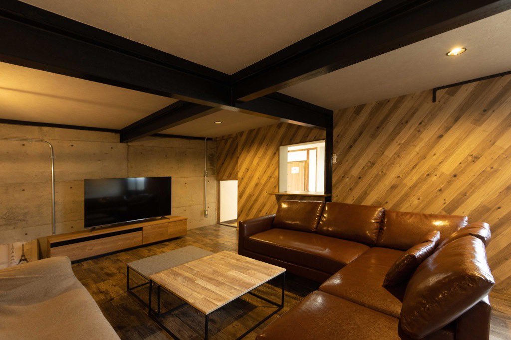 laugfull's tweet photo. 【新規出店2！】太宰府天満宮から徒歩5分のところに、1日1組限定の戸建民泊をオープンしました！こちらは築55年の空き家古民家をフルリノベして宿泊施設と生まれ変わらせました！キッチンや秘密基地のような空間もあって大人数で宿泊可能です！ https://t.co/CrLwnvhVJn