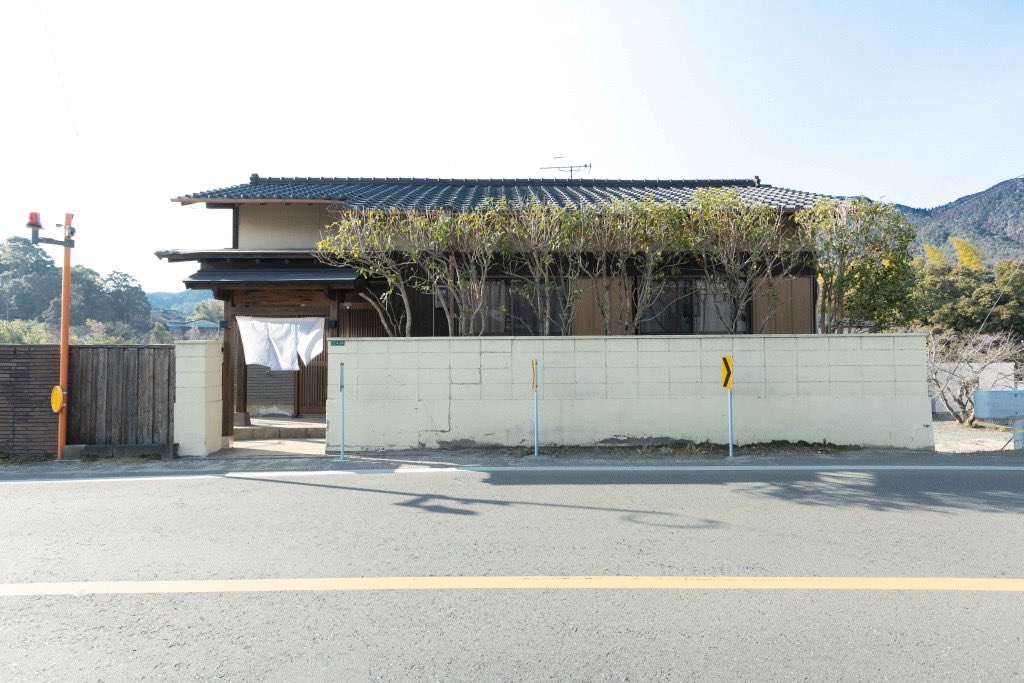 laugfull's tweet photo. 【新規出店2！】太宰府天満宮から徒歩5分のところに、1日1組限定の戸建民泊をオープンしました！こちらは築55年の空き家古民家をフルリノベして宿泊施設と生まれ変わらせました！キッチンや秘密基地のような空間もあって大人数で宿泊可能です！ https://t.co/CrLwnvhVJn