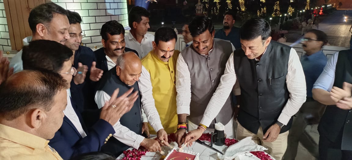 ManojChawla223's tweet photo. आज भोपाल में पीपुल्स समाचार के 15 वे स्थापना दिवस के अवसर पर । https://t.co/PcJ4UZt4EN