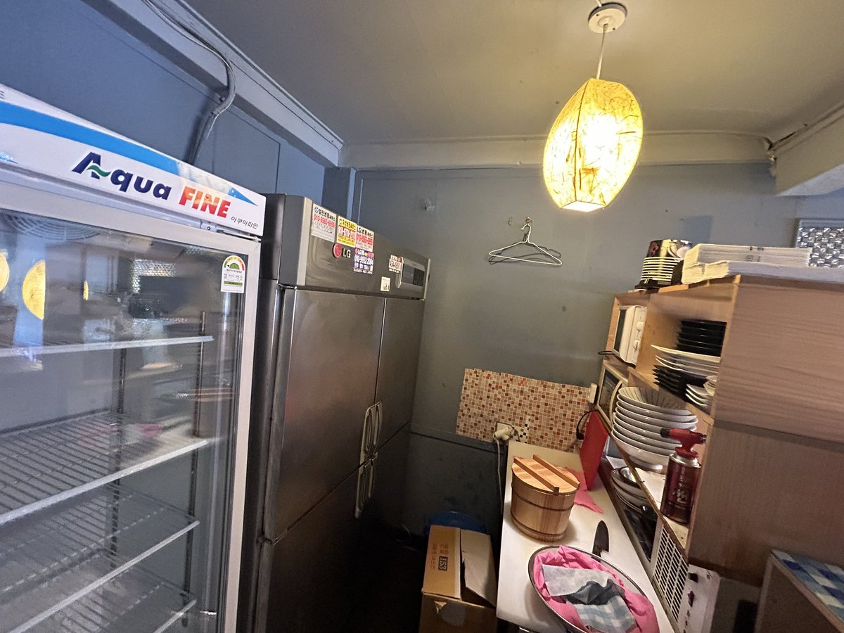 kidacchi_0510's tweet photo. 今日からこちらのお店をDIYやってきまーす
元寿司屋さん
おしゃんな唐揚げ屋の予定
大家業のDIYで学んだことを少しでも活かせたら笑💦
(大半、業者さんに任せそうやけど笑)
楽しみやわ
また、できたらアフター撮ります
#seoul
#guui
#karaage https://t.co/niTiFVZeak