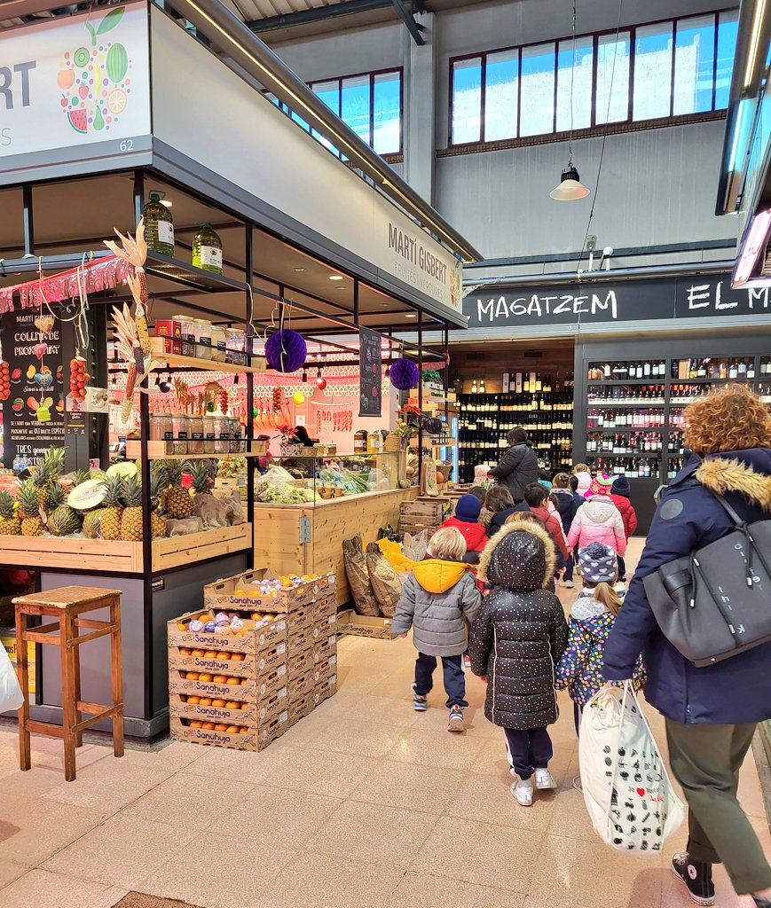 MercatsdeReus's tweet photo. Visites dels més petits que ens alegren el dia 🥰 Aquest divendres al Mercat Central, alumnes d'infantil de l'escola Maria Cortina @EMC_Reus
#Reus #mercatsdereus #proximitat #Mercat #reuseduca https://t.co/2SPXnFac8O