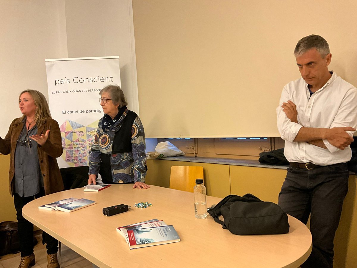 PaisConscient's tweet photo. Vam celebrar la 1a.lluna del simposi amb en #JordiPigem,  #BertaMeneses, @xavierguix i #AnnaJarque
Agraïm a l'autor i als assistents la festa d'aprenentatge i diàleg que vam viure. I l'acompanyament de la #CasadEspiritualitatSantFelipNeri i @FragmentaEd https://t.co/Smm0VkM9eg