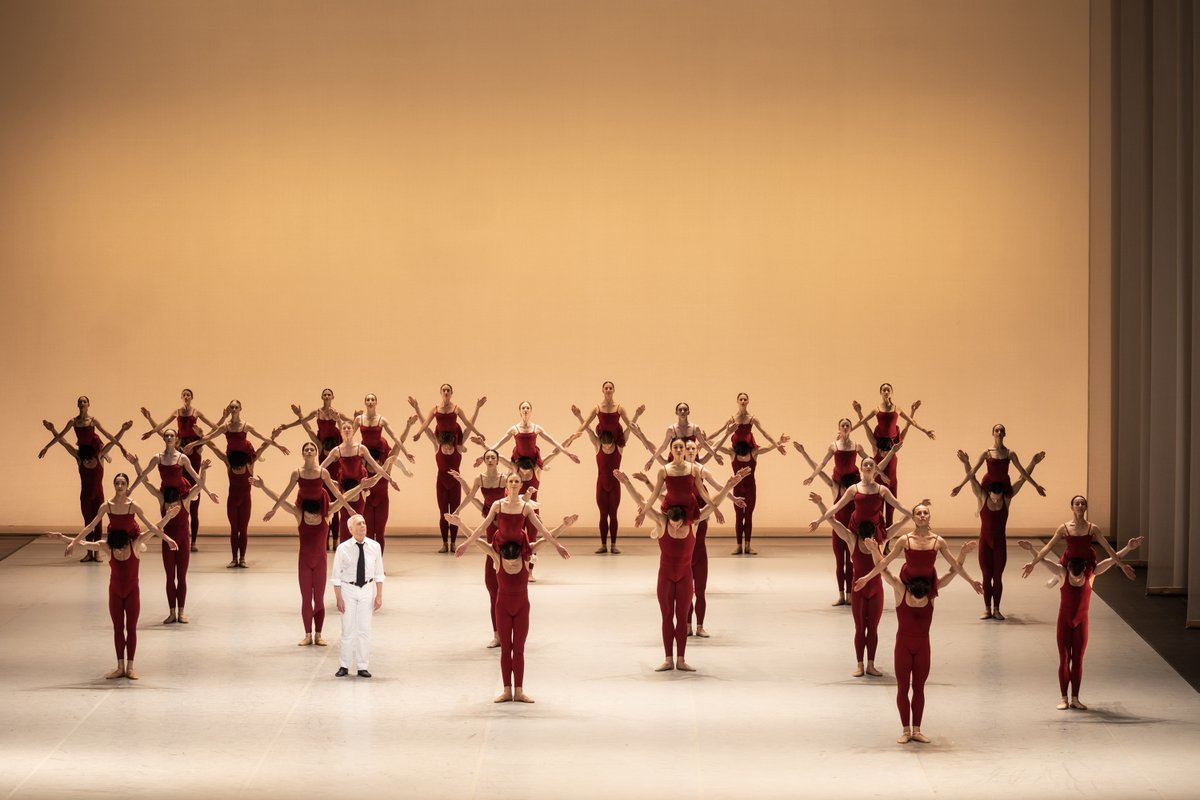 hamburgballett's tweet photo. Impressions from "The World of John Neumeier" ✨ We are dancing the ballet gala with excerpts from famous ballets by John Neumeier until March 5 at the Bunka Kaikan Theater in Tokyo.  #hbontour 📸@kiranwest https://t.co/ygjQxICU2U