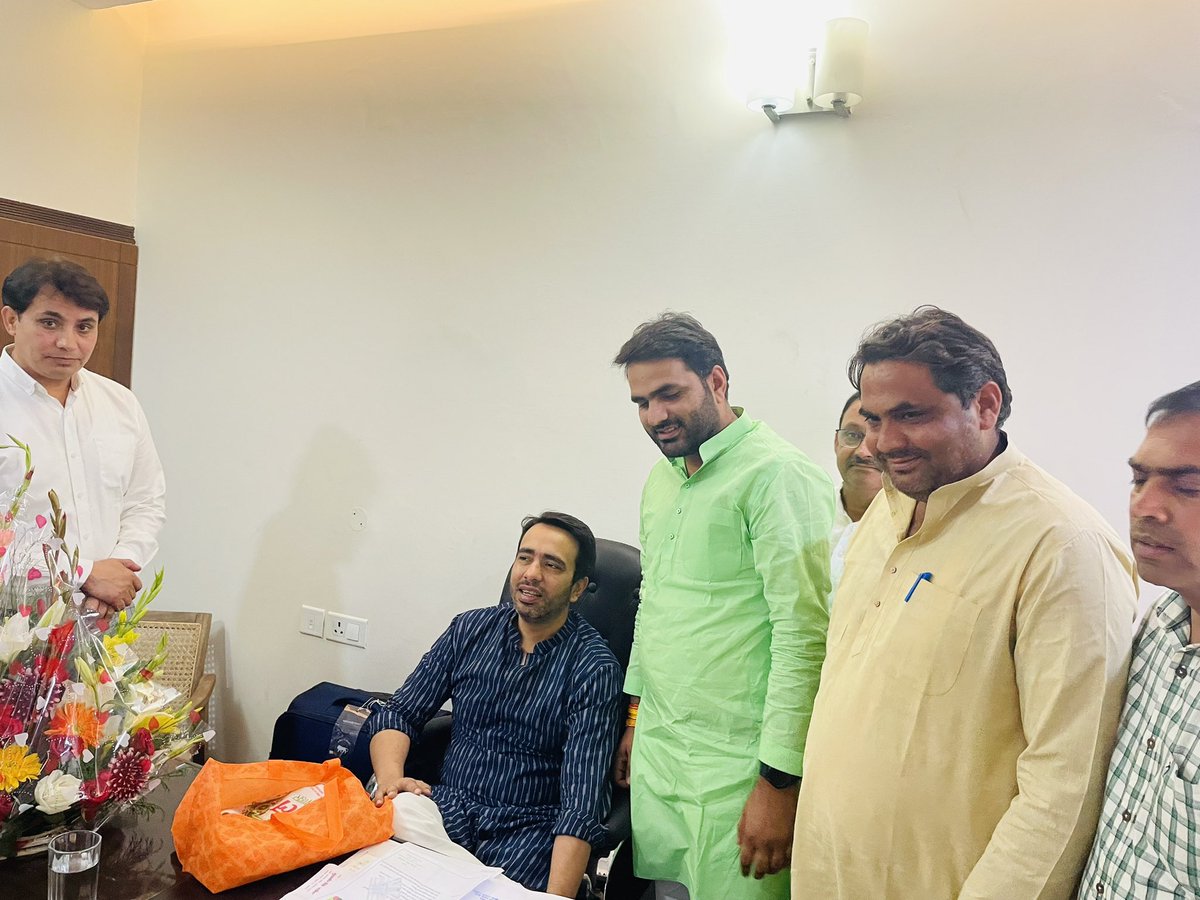 आज <a href="/RLDparty/">Rashtriya Lok Dal</a> के राष्ट्रीय अध्यक्ष राज्यसभा सांसद चौधरी <a href="/jayantrld/">Jayant Singh</a> जी से उनके आवास पर मुलाक़ात कर होली की शुभकामनाएँ दीं।
<a href="/Team_Jayant/">TEAM JAYANT</a> <a href="/Ramashishmlc/">Ramashish Rai</a> <a href="/RavindraRLD/">Ravindra Singh Patel</a> @itRLD_up <a href="/Office_ChJayant/">Office of Ch Jayant Singh</a>