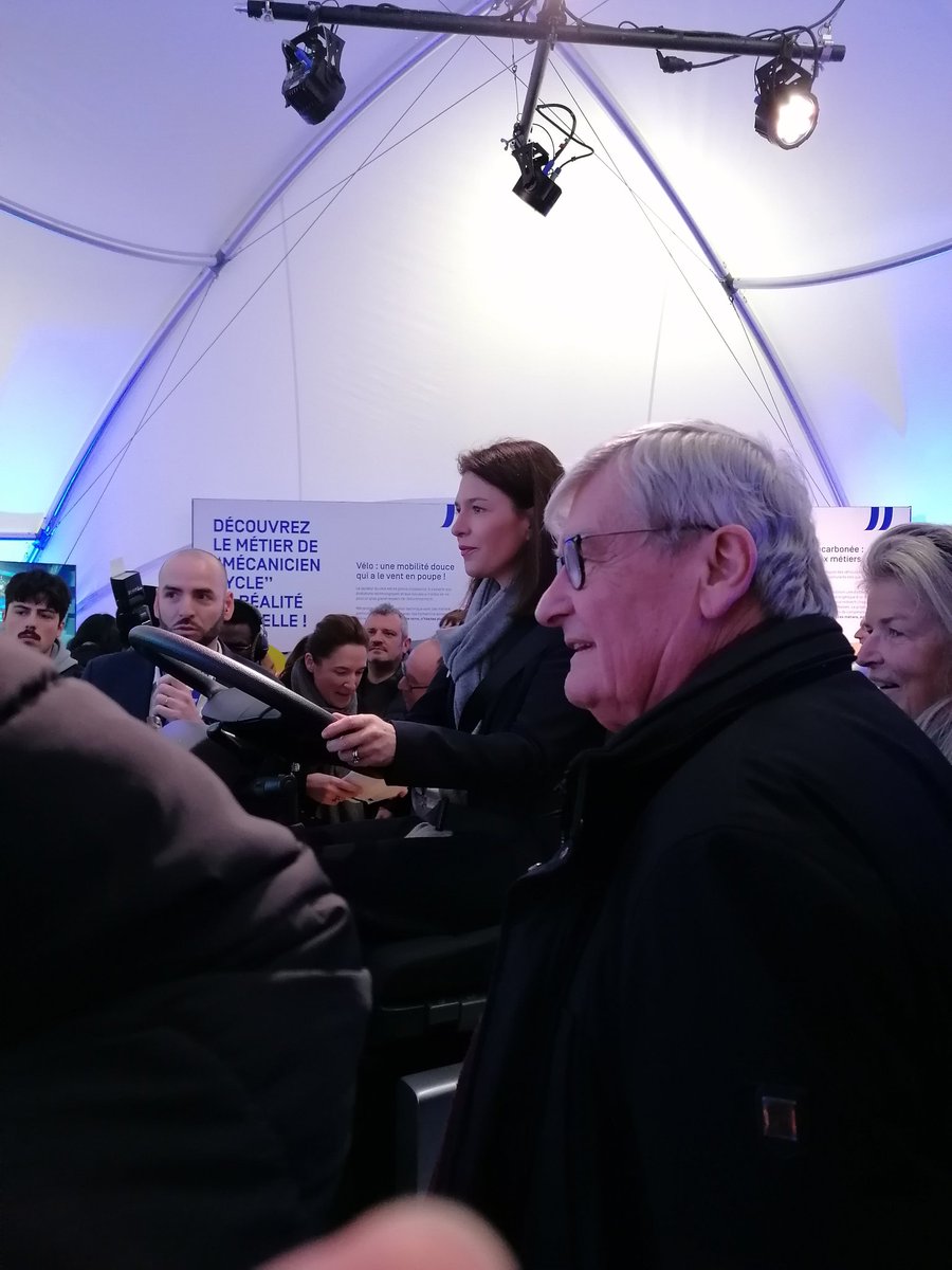 #Christelle Morancais essaie le simulateur de conduite sur le stand #Mobilités du #Big Bang de l'emploi à Angers