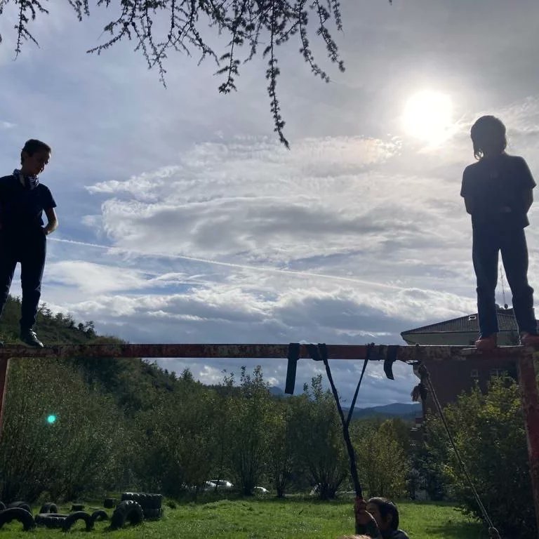 UmerriEskola's tweet photo. Altuera lantzerakoan, zer hobeto benetako altuera esperimentatzea baino?
#umerri
#jolastenikasten
#aprenderjugando
#alturas https://t.co/V3JBKDaM2H