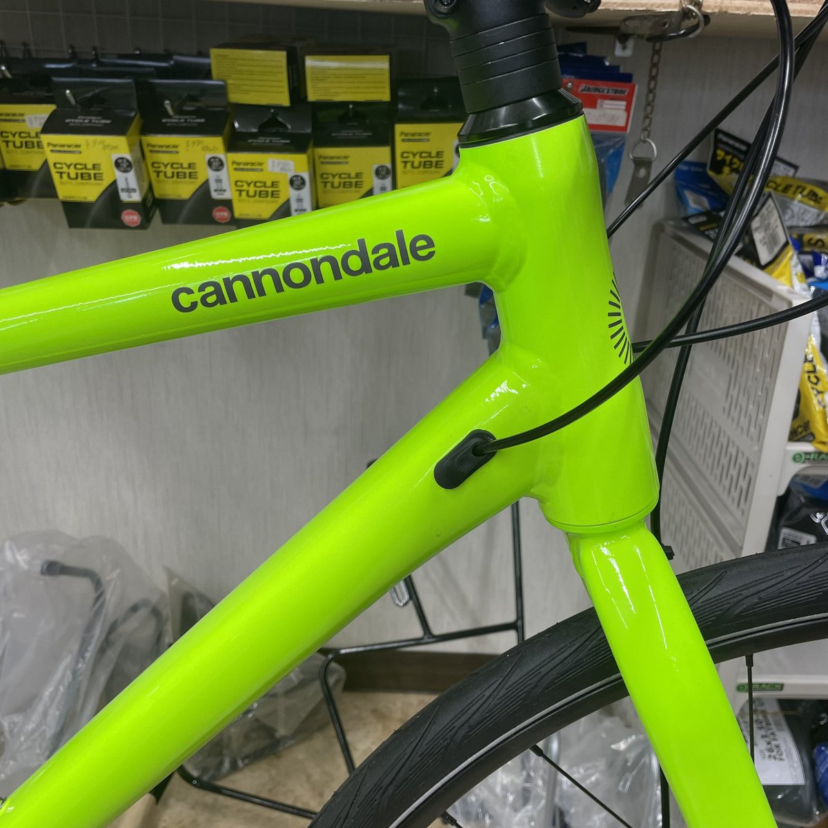 xmk26296bgiYNRj's tweet image. cannondaleと言ったらこの色ってイメージがあるんですよねー🇺🇸

無理ない体制で走り出せる安定感のあるクロスバイク「クイック5DISC」‼️

駐輪場や夜乗るにも目立つので良いですね☝️

#cannondale
#quick5
#ディスクブレーキ
#クロスバイク