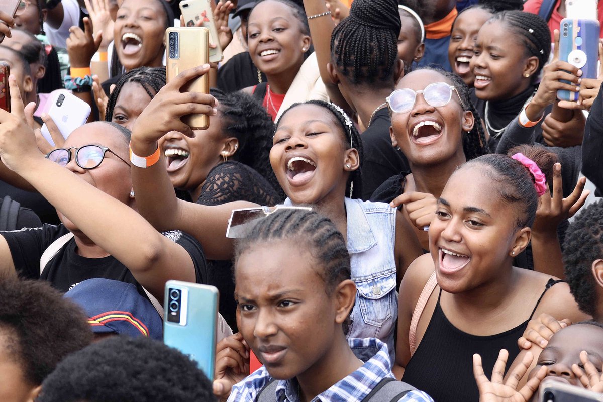 Roboto x3 tweet media