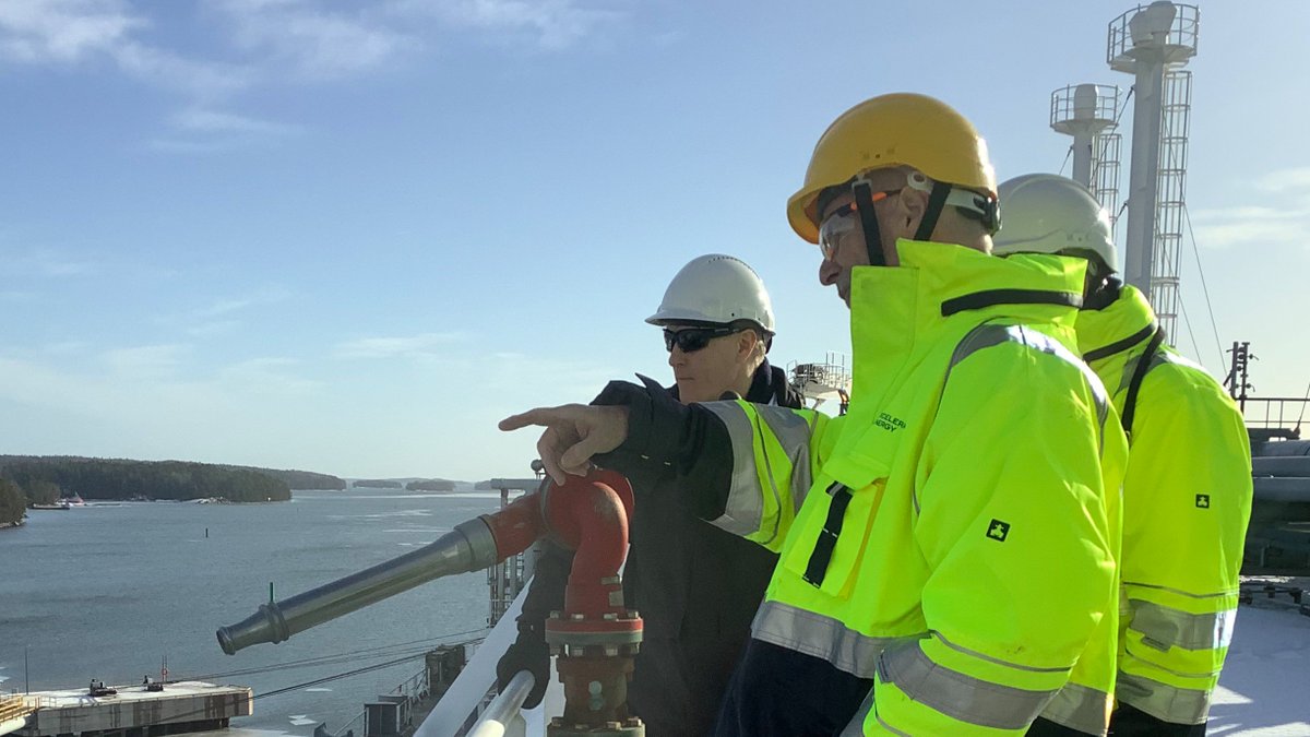 usembfinland's tweet image. Ambassador Hickey visited U.S. company Excelerate Energy’s floating LNG storage and regasification ship the Exemplar, met with the captain and crew, and discussed the importance of strong U.S. support for energy independence in Finland and the Baltic region.