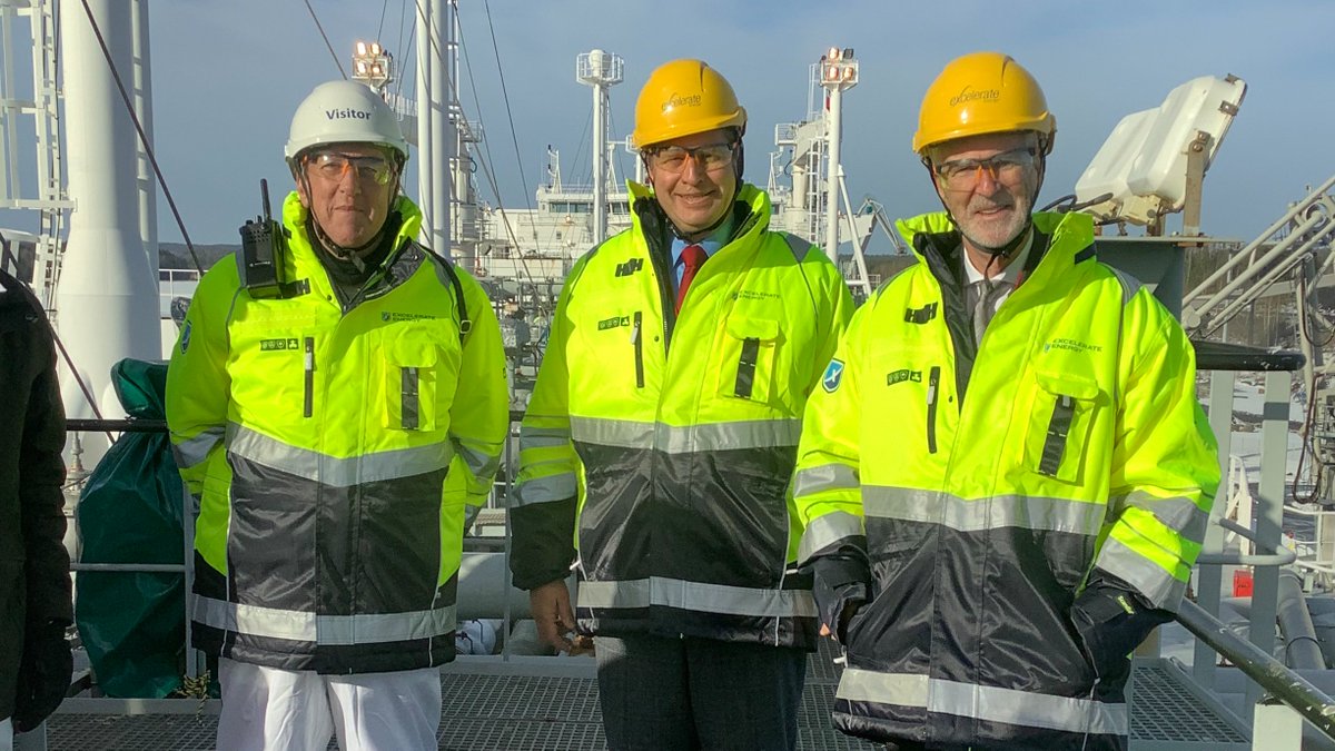 usembfinland's tweet image. Ambassador Hickey visited U.S. company Excelerate Energy’s floating LNG storage and regasification ship the Exemplar, met with the captain and crew, and discussed the importance of strong U.S. support for energy independence in Finland and the Baltic region.