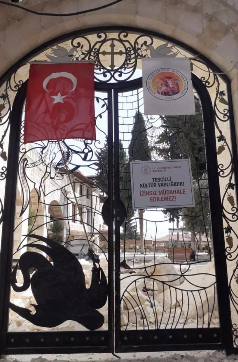 beth_nahrin's tweet photo. Hatay/Altınözü’nde bulunan Aziz Georgios Rum Ortodoks Kilisesi depremde hasar gördüğü için Çevre ve Şehircilik Bakanlığı tarafından yıkım kararı alınmıştı. Sosyal medyada oluşturulan yoğun tepki üzerine gün içerisinde kilisenin kapısına “TESCİLLİ KÜLTÜR VARLIĞIDIR” yazısı asıldı. https://t.co/yANtu0igXg