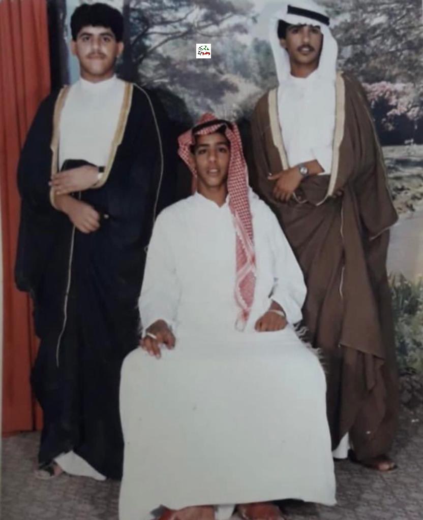 FFALBALOOD's tweet photo. من اليمين 
حالوب الخالدي 
واللي جالس محسن الجارالله وحسين السعيدي
سنة 1986

#جمعة_مباركة #جمعة_طيبة #يوم_الجمعة https://t.co/xR75A63lXp