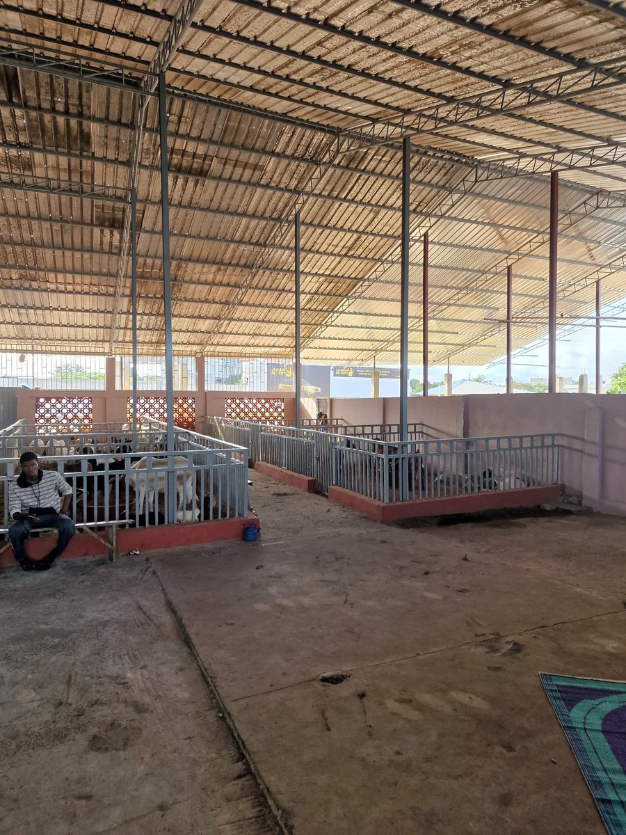 Ce marché fait vraiment la fierté de notre pays. 
Contrairement à ce que beaucoup de personnes pensent, c'est un vrai marché, juste plus propre et mieux organisé.
Prevoyez une visite, allez à l'intérieur du "marché" même, vous serez surpris.