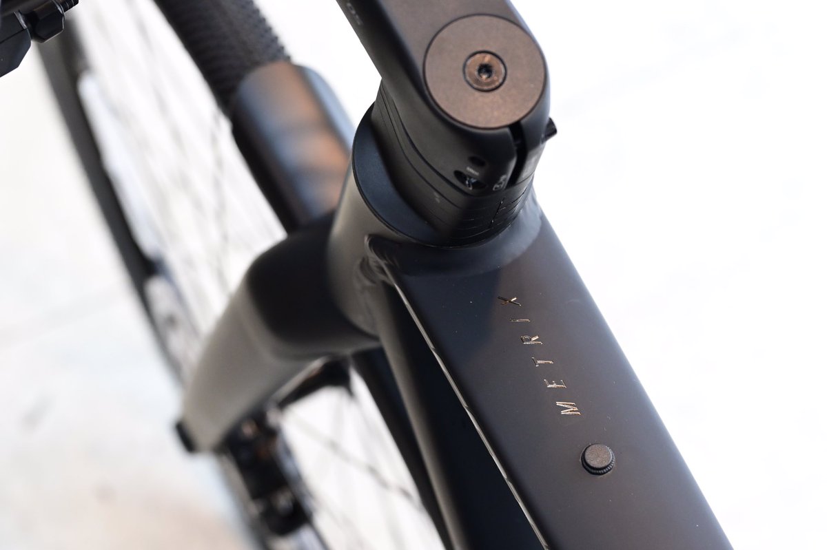 SeocycleSamezu's tweet photo. フラットバーグラベル・フルフェンダー・ワイヤー内装ステムと色々と印象的なモデル SCOTT METRIX30EQ Sサイズが入荷です。
1台で何役もこなせるマルチに遊べる1台です。
#SCOTT #スコット #グラベル #フラットバー https://t.co/c7Vj9N2YLf