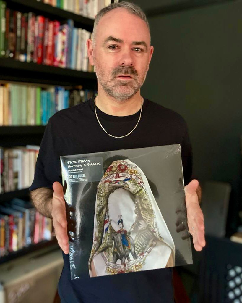 My new album 'Brothers &amp; Sisters' is out now. stevemason.ffm.to/brothersandsis…

The main theme of ‘Brothers &amp; Sisters’ is hope and collaboration. Collaboration between cultures and humans who refuse to be distracted by the forces of darkness...