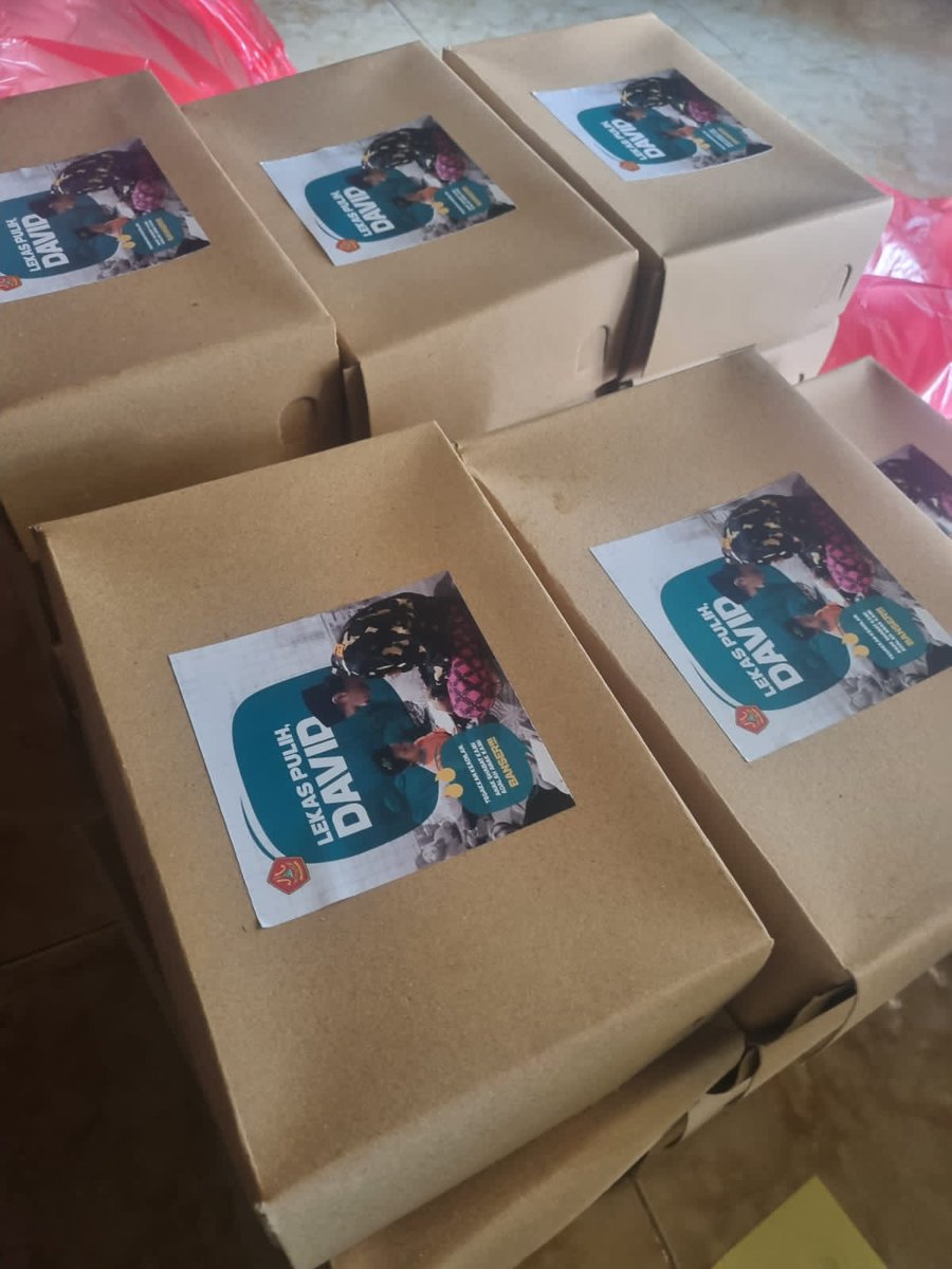 Titipan dr sahabat, sedekah ini dari David untuk lekas pulih kembali seperti sedia kala, nasi untuk anak anak yatim dan para janda yg sudah sepuh.
Semoga berkah dan qobul hajad, segala gangguan diangkat dan selamat untuk Nak David..Aaamiin