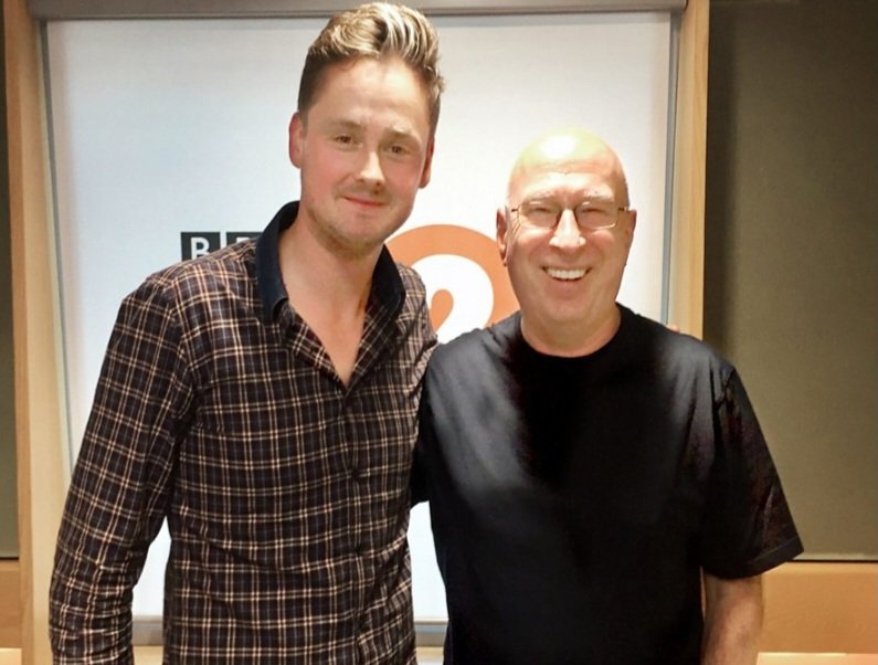 hlimpo's tweet photo. My adored band, my most beloved singer/musician TC...they took me to Radio2 and Ken Bruce. 🎶 Happiness is all about cherishing the moments with the people we love isn't it ✨💛 Shall never forget these. TkYou Ken Bruce! All the very best. 🙌
#KenBruce #TomChaplin #KeaneOfficial https://t.co/5xNaNWnLMi