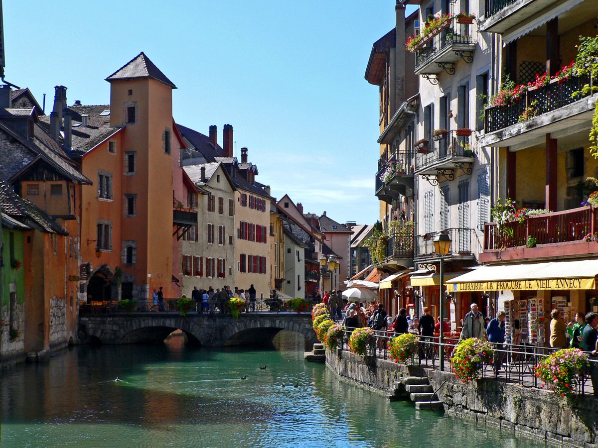 AnnecyAgency's tweet photo. Discover this perfect French town on the edge of this wonderful lake, Annecy. With a medieval town, boats on the lake and surrounded by stunning mountains what's not to like? with https://t.co/sSKZJno02h #Lakeannecy #Annecy #france #corporatetravel #annecyanimationfestival https://t.co/I5XXbj1Tx7