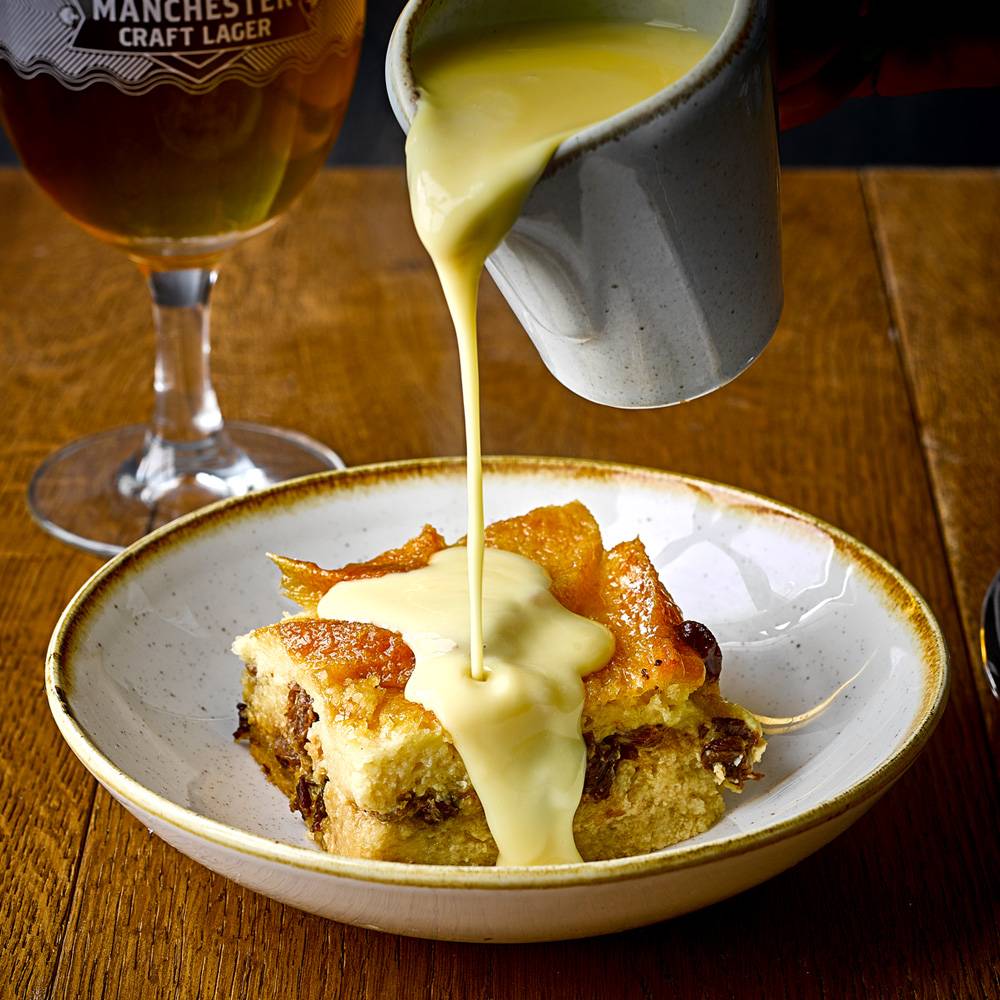 🍞 BREAD & BUTTER PUDDING 🍞 A traditional British dessert with sweet soaked bread, juicy raisins and smothered in delicious, hot custard. Just what you need to make you feel good inside. #jwleesbrewery #gastropubfood #pubfoodandbeer #pubfoodporn #pubfoodie #pubfood #jwlees