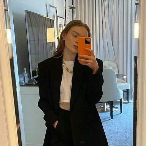 sadiesinkhourly's tweet photo. https://t.co/De8G3TxloL
