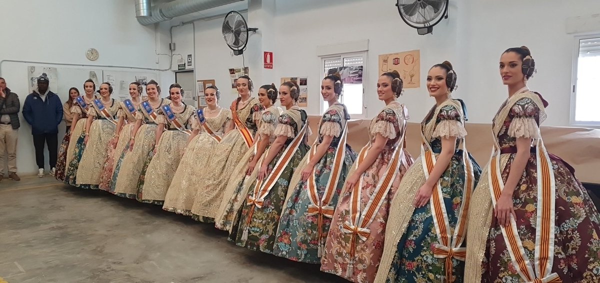 ValenciaCaritas's tweet photo. Mambré se viste de fiesta para recibir a la #FalleraMayor de #València y su #CorteDeHonor Visitan nuestra casa, nuestra falla #porlapaz y conocen nuestras actividades de inserción socio laboral https://t.co/8zqRSL0wjH
