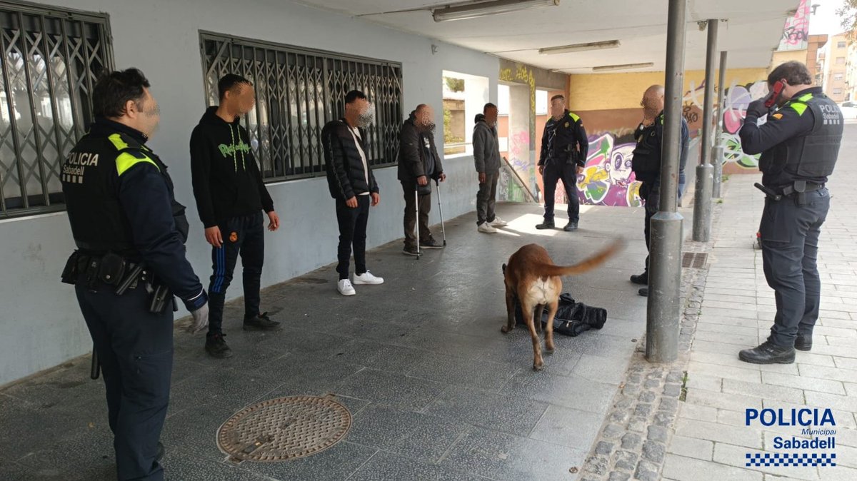 #INFOPMS🚔 La unitat de #PoliciadeDistricte realitza controls a tots els barris de #Sabadell

📍Ahir vam estar de la Pl. Les Termes

Denunciem a diverses persones per tinença de substàncies estupefaents i a una persona 
per tinença a la via pública d’una arma prohibida

#Sabadell