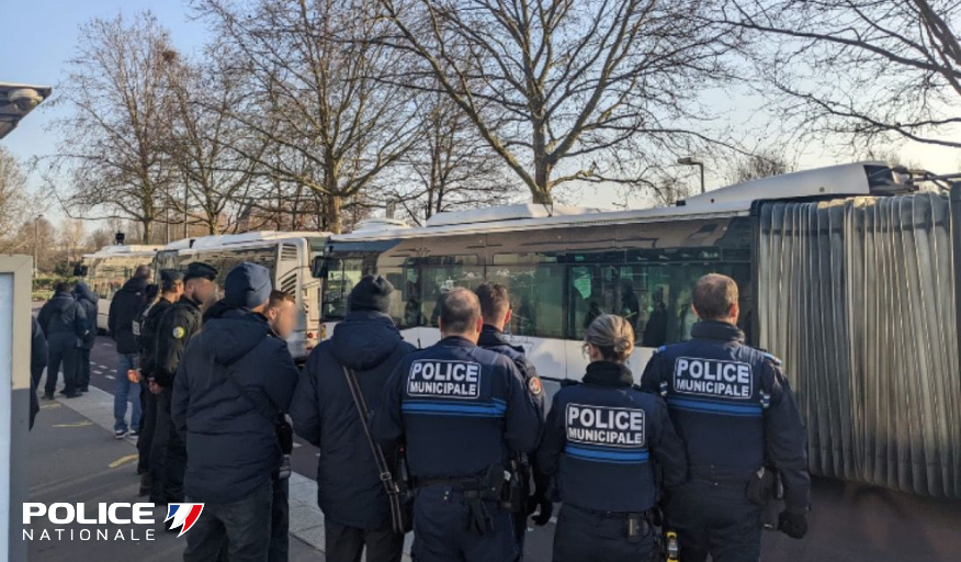 PoliceNat76's tweet photo. [#PatrouillePédestre]

Hier @PoliceNat76 était à @Rouen pour une opération de #SécurisationTransportsEnCommun #TransDevRouen en collaboration avec la Police Municipale de @Rouen et la @Gendarmerie 

#Protéger https://t.co/3p3blI9LEY