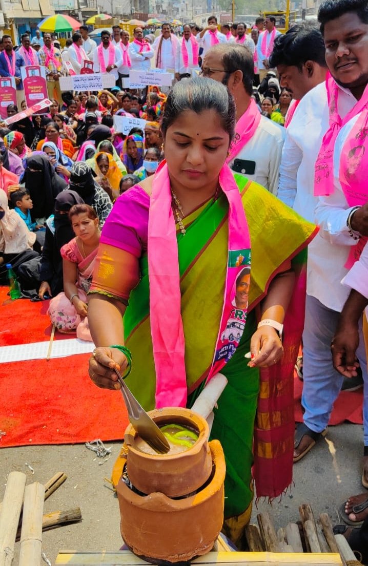 DeepaNarsimulu's tweet photo. As per the call of BRS Working President Sri @KTRBRS Garu Did protest against Centre 's decision to hike LPG Cylinder Price. Along with MLA @PilotRohith Garu protest held at Ambedkar chowk,Tandur &amp; demanded to reduce the prices of LPG cylinder.
#LPGLOOT. https://t.co/aJ0jw0UnBB