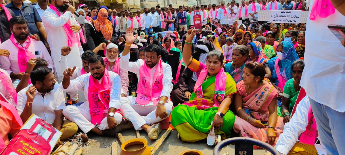 DeepaNarsimulu's tweet photo. As per the call of BRS Working President Sri @KTRBRS Garu Did protest against Centre 's decision to hike LPG Cylinder Price. Along with MLA @PilotRohith Garu protest held at Ambedkar chowk,Tandur &amp; demanded to reduce the prices of LPG cylinder.
#LPGLOOT. https://t.co/aJ0jw0UnBB