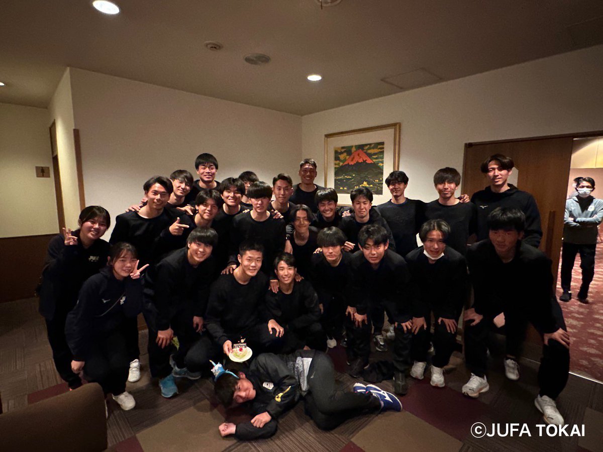 【#東海選抜】

本日3/3は #近藤慶一 選手(#名古屋学院大学 / 3年)の21歳の誕生日🎉
チームのみんなでお祝いしました✨

"こんちゃん"誕生日おめでとう🎊

 #東海学生サッカー連盟  #jufatokai