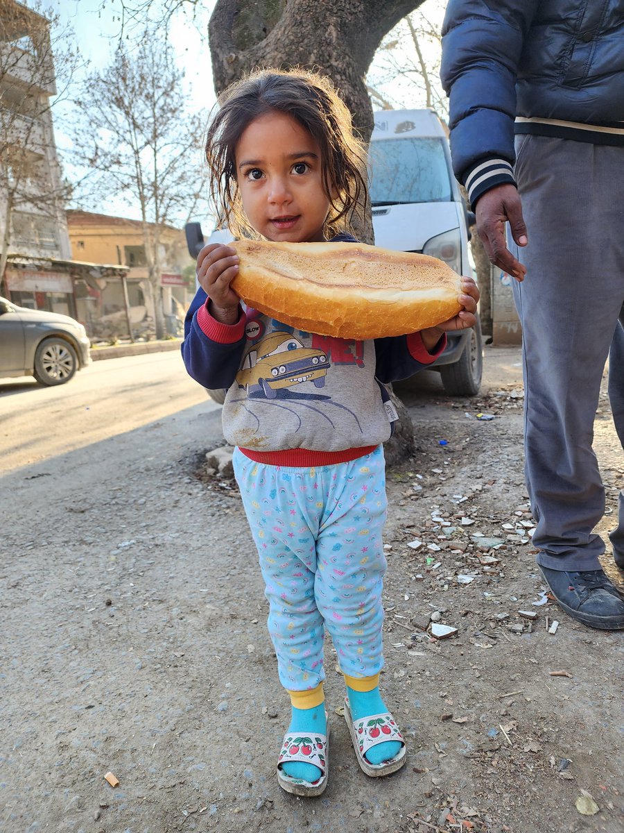 Beauty in the horror. This little sweetheart comes to one of only two functioning bakeries in her earthquake hit town to queue up in the morning to buy bread with her Dad. Our thoughts and prayers are with her and her family. #earthquake #turkey