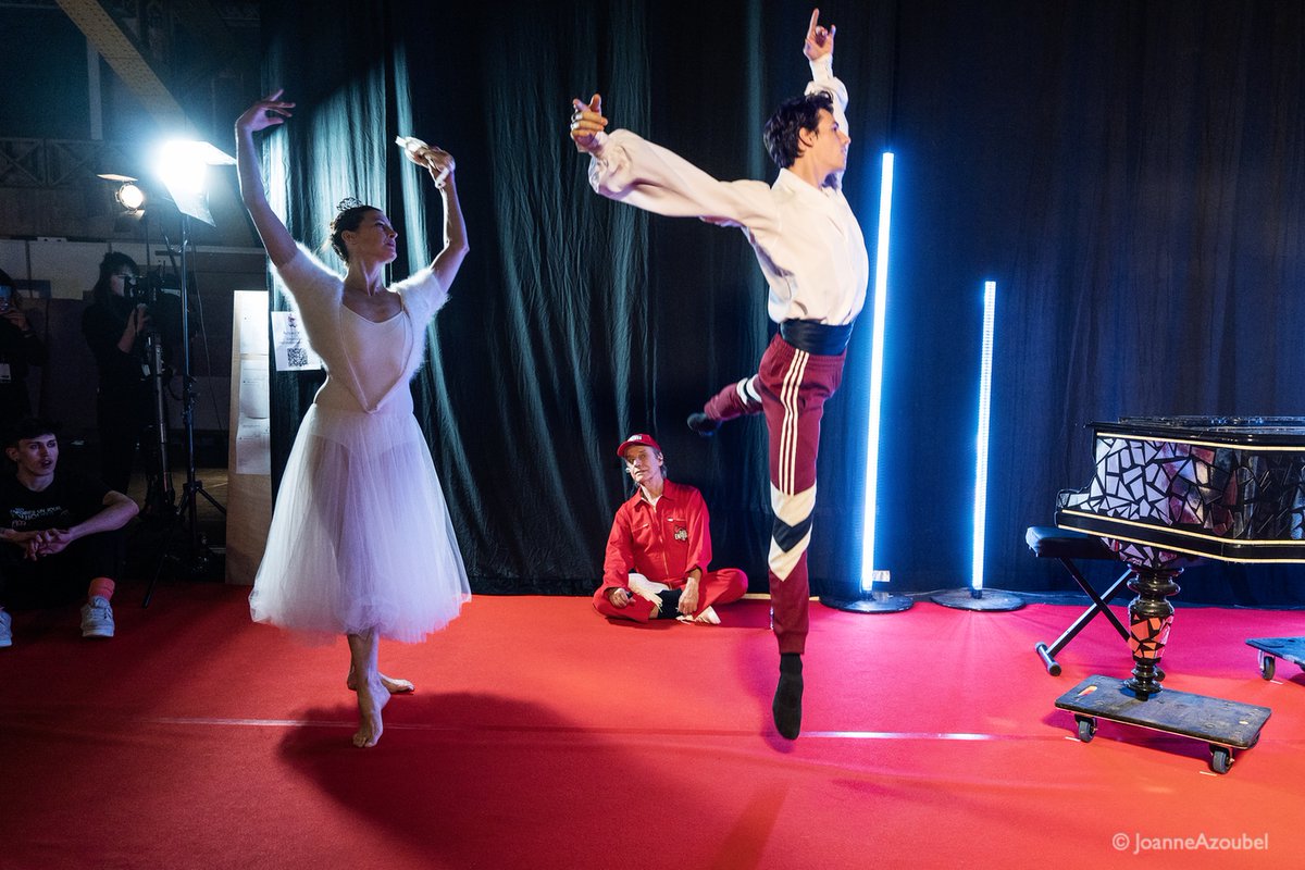 [H-5] Vous êtes prêts ? ✨

On vous dévoile quelques photos des coulisses avant le début du show ! 
Et pour en voir plus, RDV à 18h30 sur <a href="/tiktok_France/">TikTok France</a> pour un live en plein cœur des coulisses des #Enfoires2023 !
➡️tiktok.com/@enfoires