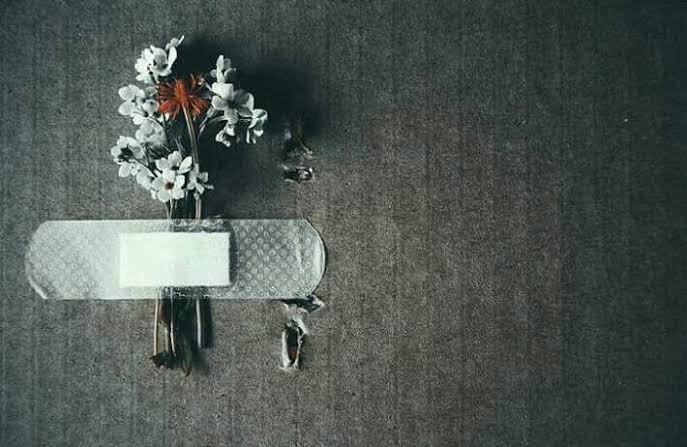 Nietzsche der ki;

"Herkes senin yaralarını sarmak ister ama hiç kimse seninle kanamak istemez."