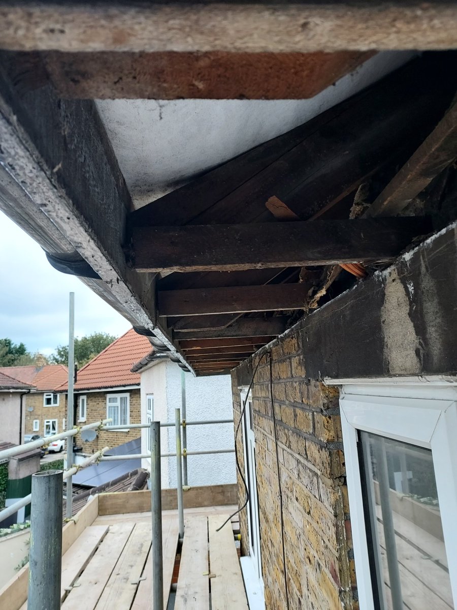 AsbestosMIL's tweet photo. We recently attended a #residential property to remove #asbestos cement soffits in #Kent 

Contact us now for a free, no obligation quote 

📱 01622 764158
📧 info@medwayinsulations.co.uk
💻https://t.co/4utDOPSCDj https://t.co/di2FTMmX3h