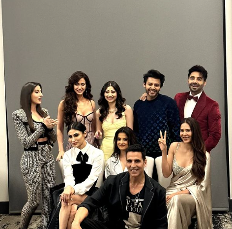 BtownKi's tweet photo. The Entertainers have arrived ✨✨
.
.
#jasleen #jasleenroyal #akshaykumarfans #akshaykumarofficials #akshay #akshaykumarforever #akshaykumar #akshaykumardaily #sonambajwa #DishaPatani #Norafatehi #aparshaktikhurana https://t.co/OxhZwpf7J1
