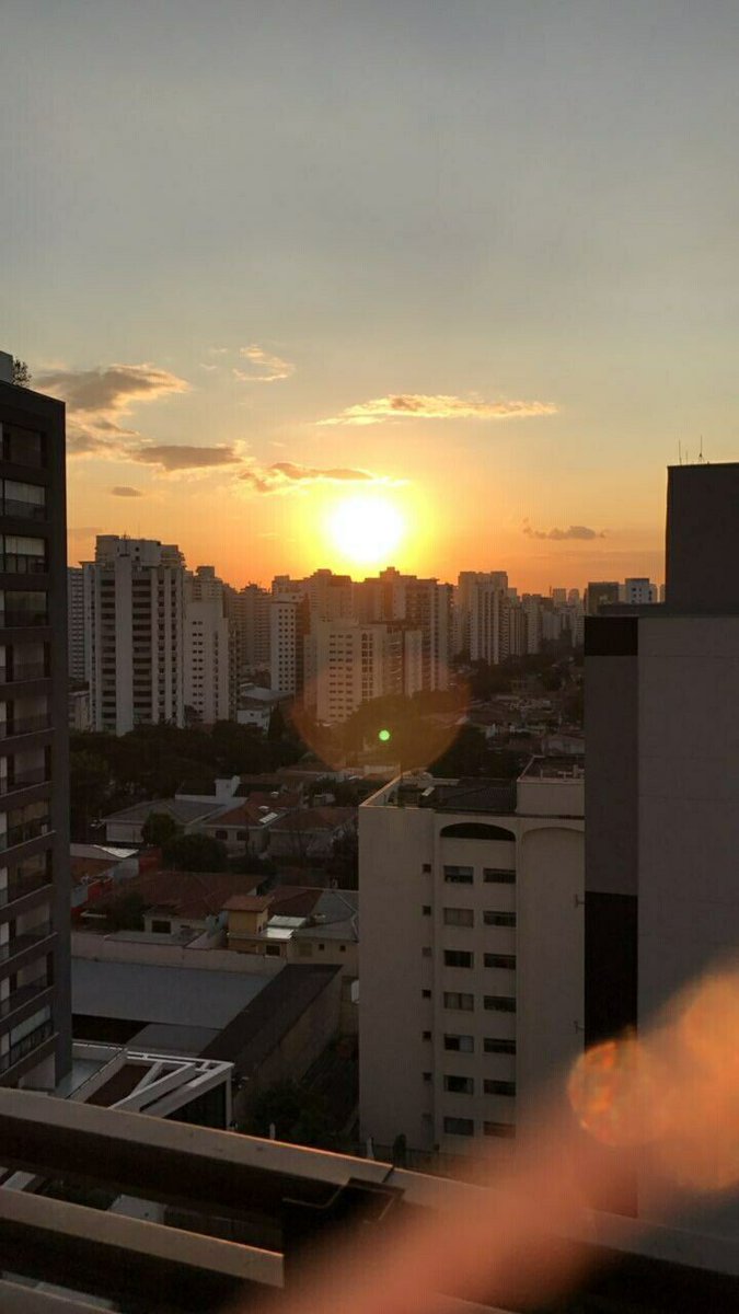 ARTEOIR's tweet image. Kelamaan diem diruangan, buka jendela wah udah sunset.. it's time to pulang kerumah