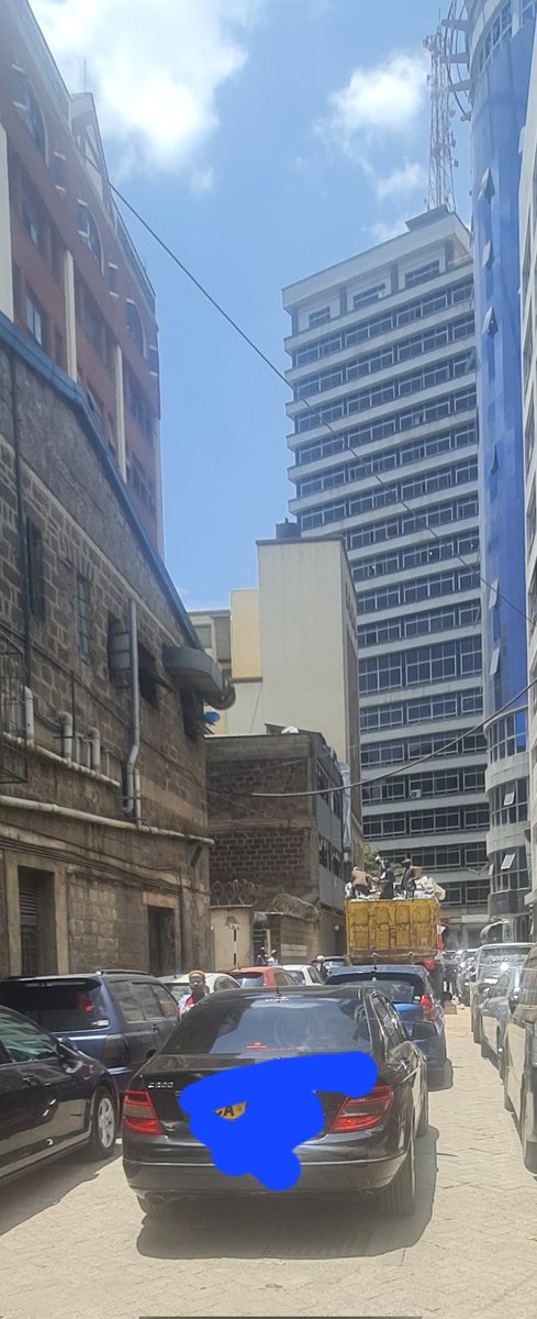 MikeRob24611630's tweet photo. @Ma3Route @SakajaJohnson impunity by Nairobi County Govt garbage truck. Stuck on Kimathi lane for 1 hour as they sort out garbage https://t.co/Bx1flFKwTe