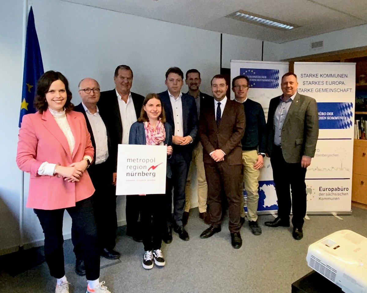 eu_local's tweet image. Besuch aus #Bayern: Eine Delegation aus Bürgermeistern und Mitarbeitenden von Kommunen der @MetropolregionN  diskutierte mit dem Europabüro der bayerischen Kommunen über aktuelle Entwicklungen in Brüssel mit Auswirkungen auf die lokale Ebene. 🇪🇺 Vielen Dank! #eulocal