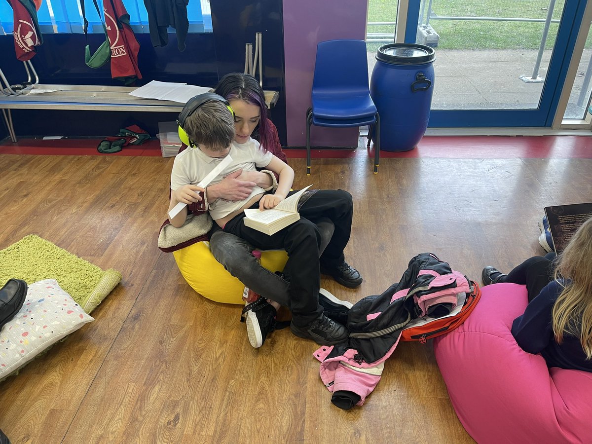 BartonCloughSSC's tweet photo. We had such a lovely time at our SSC reading cafe on Wednesday with @BartonCloughAC 

It was so nice to spend some time reading our favourite books with family members and also some lovely prefects from @BartonCloughY6 

#WorldBookDay2023 @WorldBookDayUK https://t.co/OcN7z7M5bu