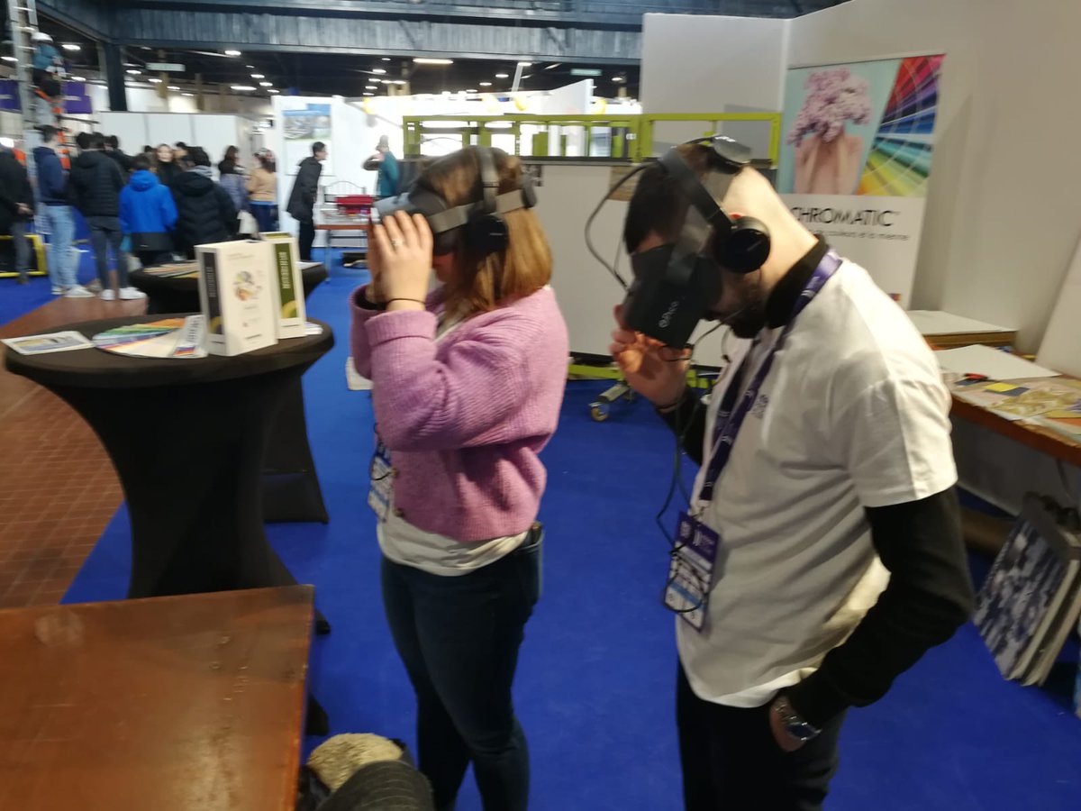 FFBatiment_PDL's tweet photo. @FFBPDL et l'#UPMF font la promotion auprès du grand public des métiers de la peinture et de la décoration avec des casques de réalité virtuelle à l'espace "J'essaie".
#Worldskills #Batiment #Concours #Competition #Jeunes #Savoirfaire #BigBangEmploi https://t.co/XD7dqYv8vc